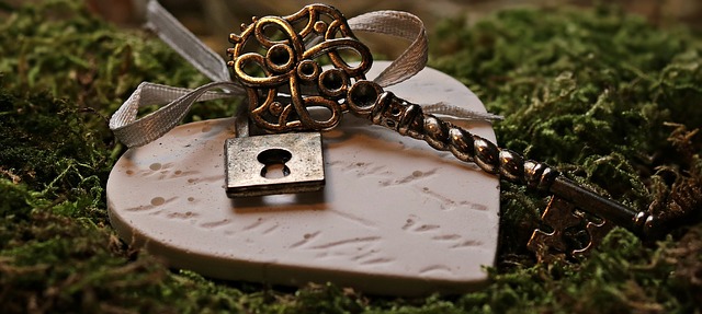 ceramic heart with chain and lock